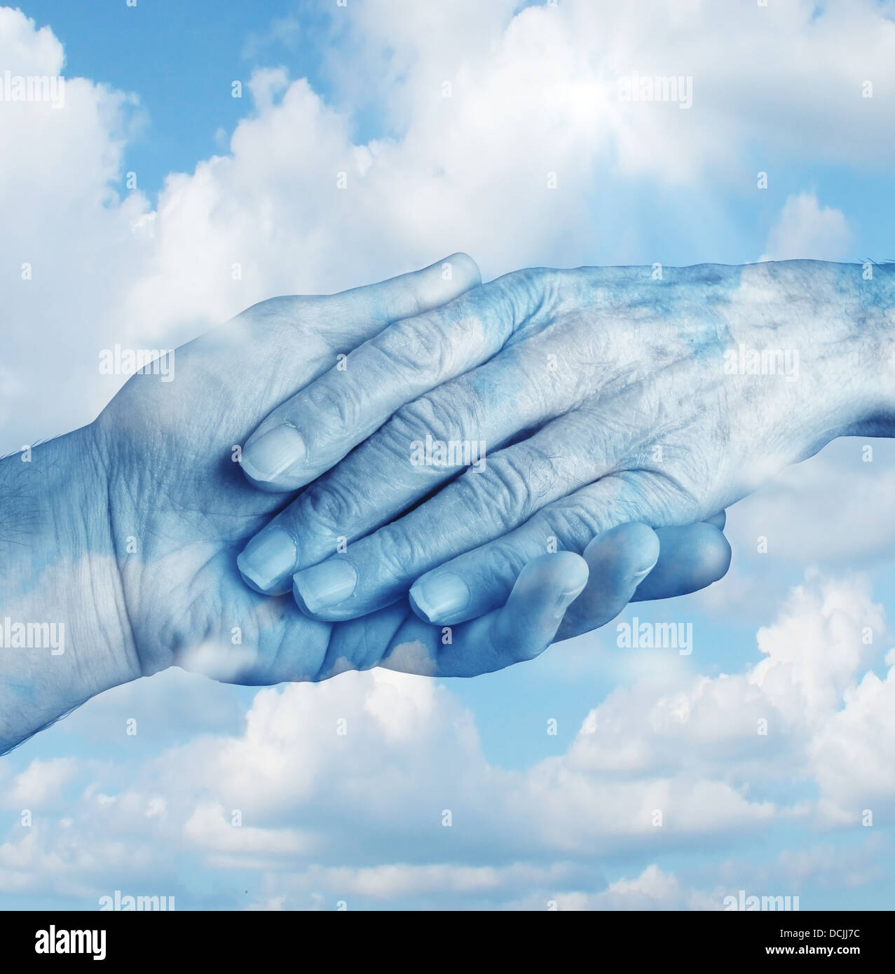 Dire addio al lutto e dolore concetto con la mano di una persona giovane lasciar andare un anziano senior chi è nelle fasi finali della vita su uno sfondo con cielo come un simbolo del cielo e sensazioni emotive relativi a pazienti terminali. Foto Stock