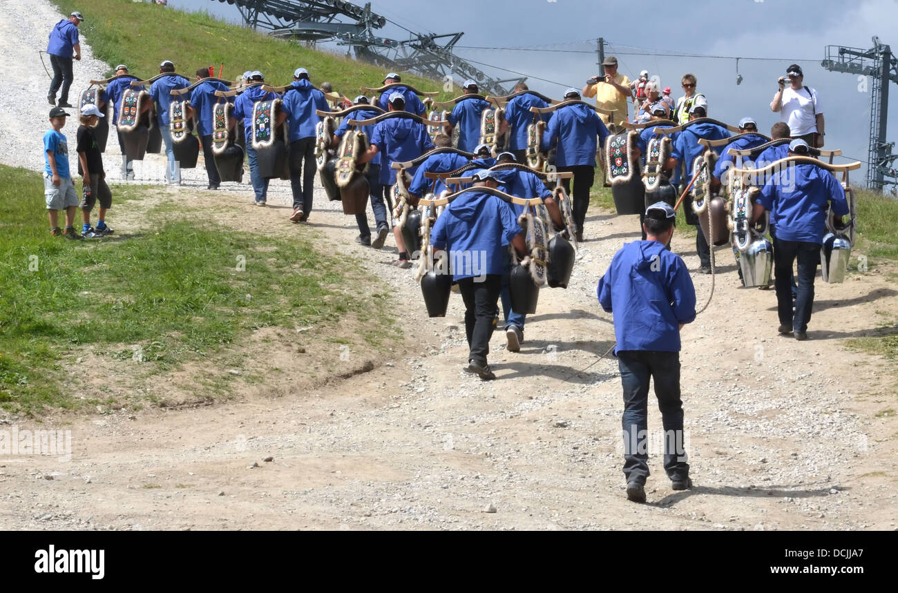 Sfilata di mucca campanelli per Alosen dalla Svizzera a livello internazionale corno alpino Festival Foto Stock