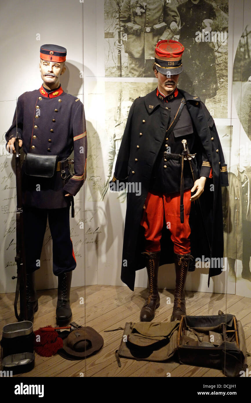 Le uniformi della prima guerra mondiale un soldato belga e francese ufficiale del Memorial Museum Passchendaele 1917, Zonnebeke, Belgio Foto Stock