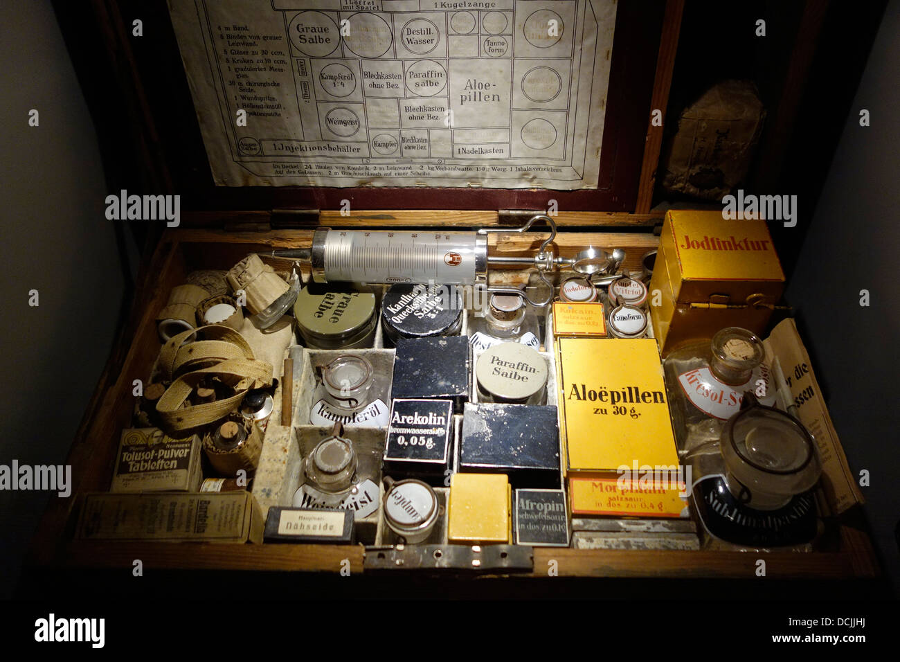 Il tedesco della prima guerra mondiale il kit di primo soccorso in una scatola di legno della prima guerra mondiale uno nel Museo del Memoriale Passchendaele 1917, Zonnebeke, Belgio Foto Stock