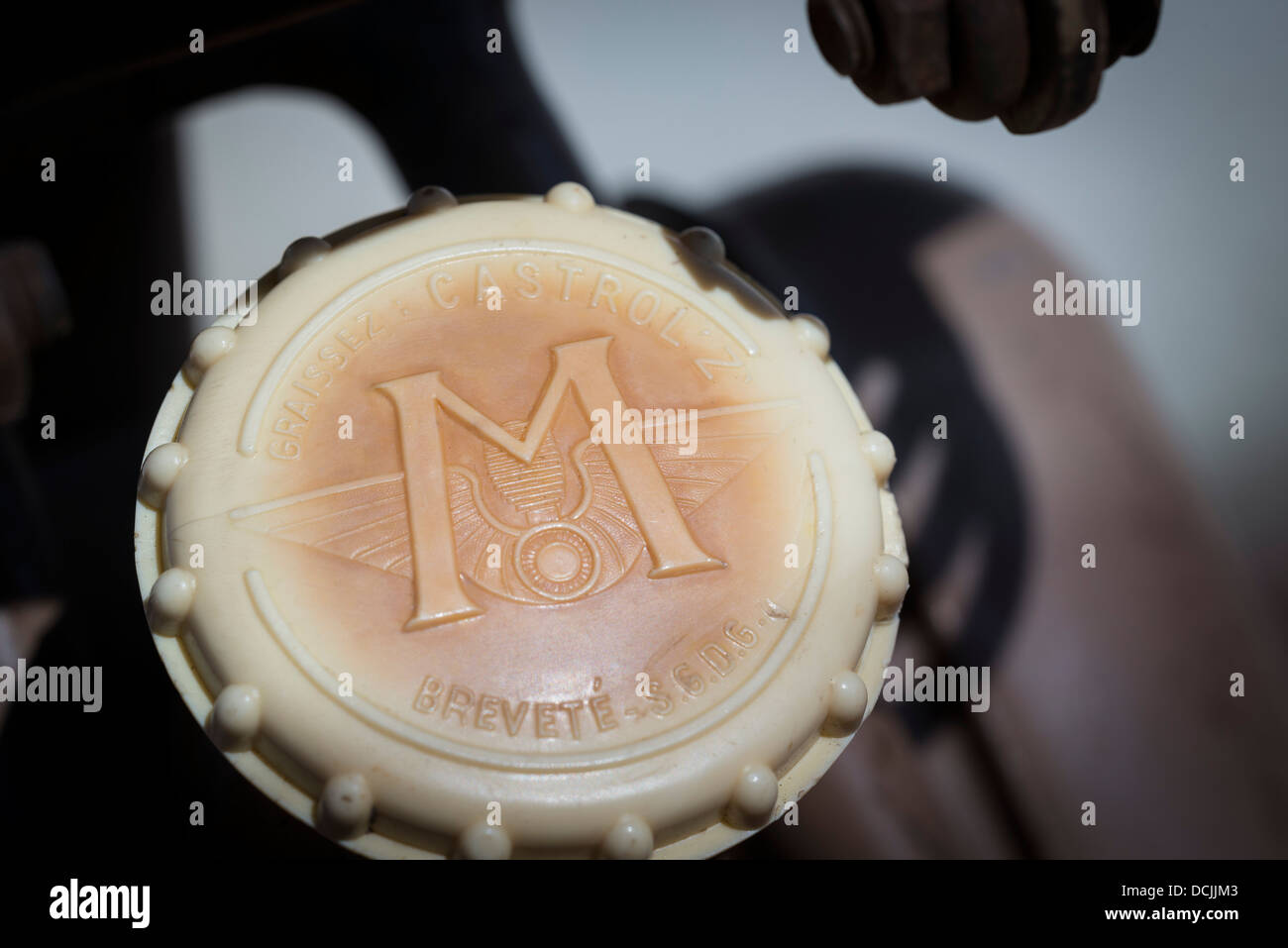 Focus sul tappo del serbatoio di carburante del ciclomotore motobécane 1950s. Foto Stock
