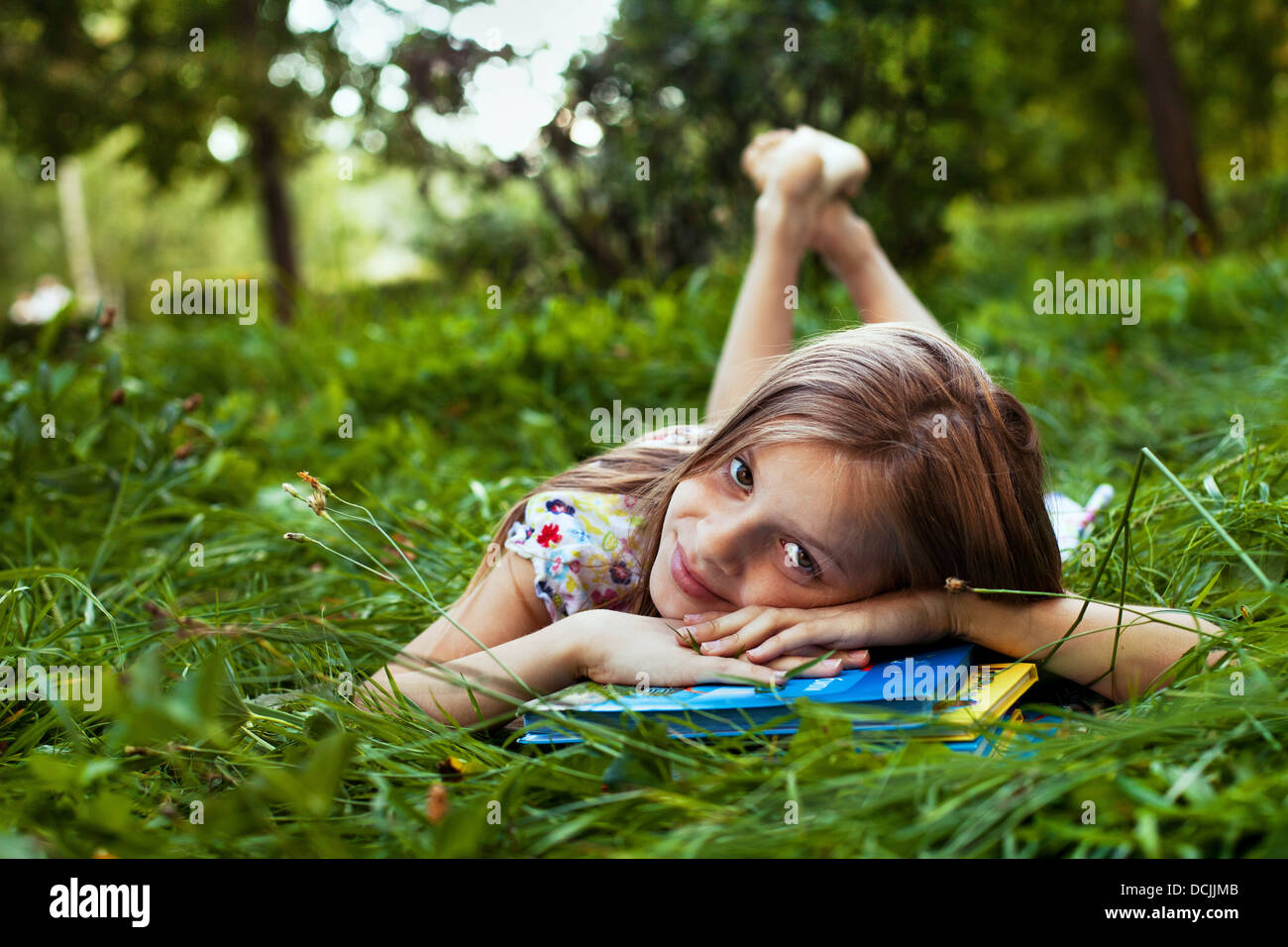 Scuola ragazza con i libri per esterno Foto Stock