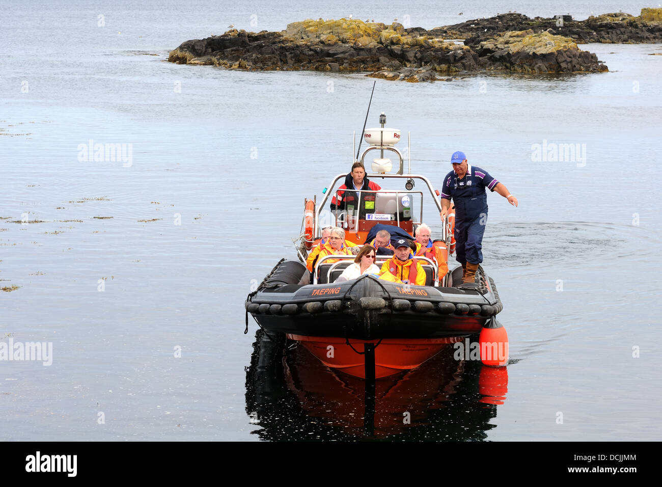 Un RHIB si prepara a dock sul isola di maggio Foto Stock Un RHIB si prepara a dock sul isola di maggio Foto Stock