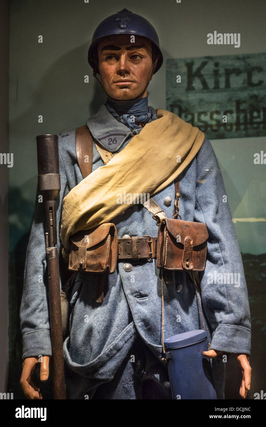 La prima guerra mondiale il francese uniforme della prima guerra mondiale un soldato nel Museo del Memoriale Passchendaele 1917 a Zonnebeke, Fiandre Occidentali, Belgio Foto Stock