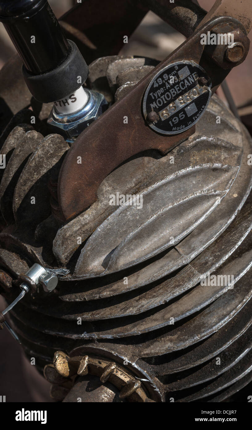 Focus sul motore e la candela del ciclomotore motobécane 1950s. Foto Stock