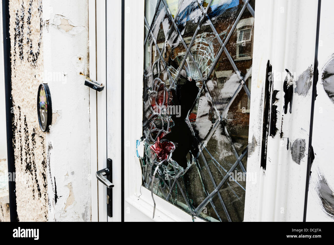 Belfast, Irlanda del Nord, Regno Unito. 19 Agosto 2013 - graffiti razzista è stata scritta sulle pareti e finestre fracassato, su una casa recentemente occupata da due uomini nigeriano a Belfast. Credito: Stephen Barnes/Alamy Live News Foto Stock