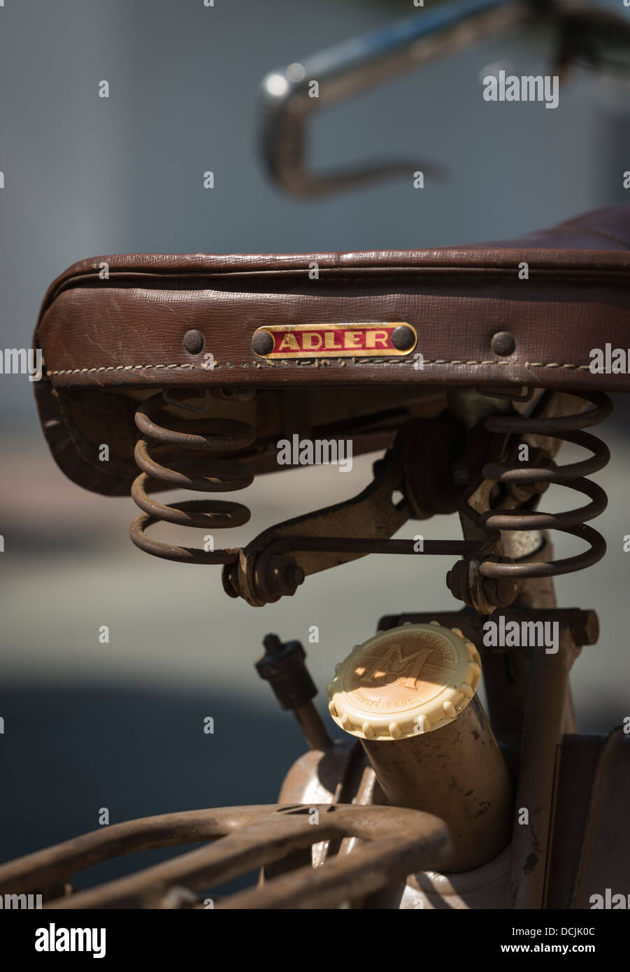Focus sulla sella e il tappo del serbatoio di carburante del ciclomotore motobécane 1950s. Foto Stock