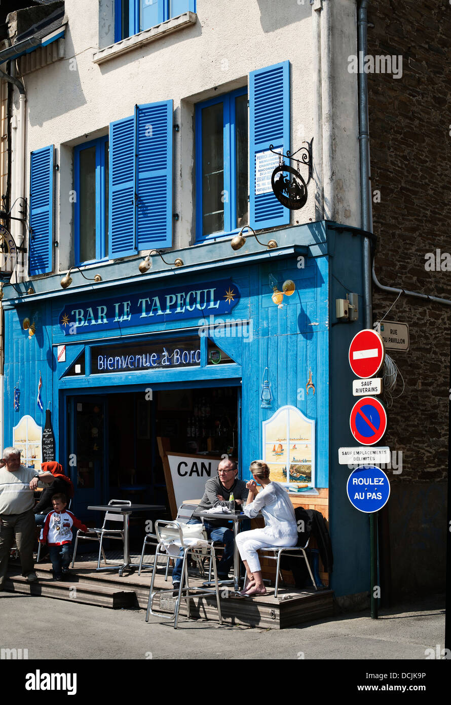 Il bar Le Tapecul, scene di strada, Cancale, Bretagna Francia del nord Europa Foto Stock
