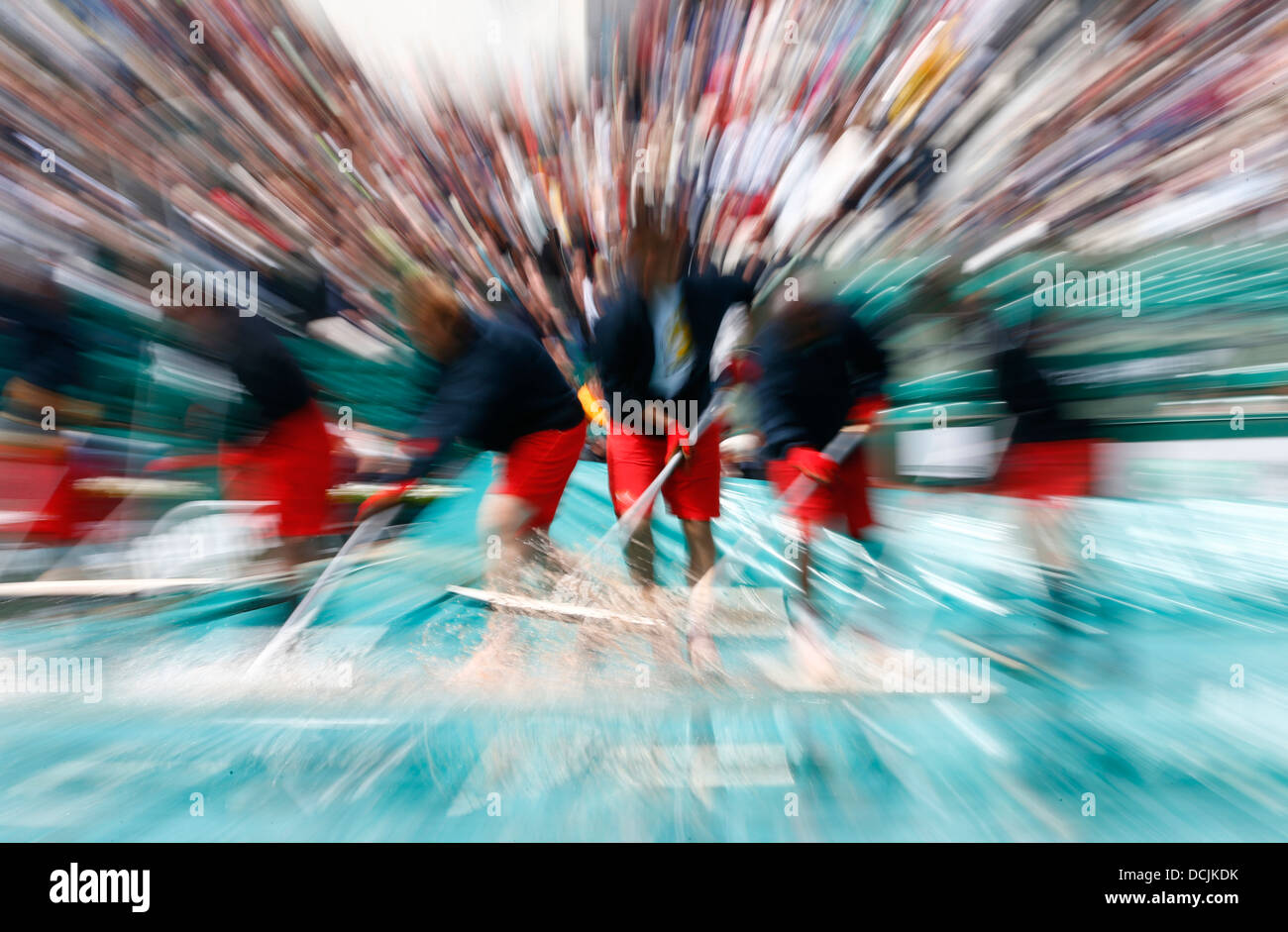Groundskeeper rimozione di acqua piovana dalla corte Foto Stock