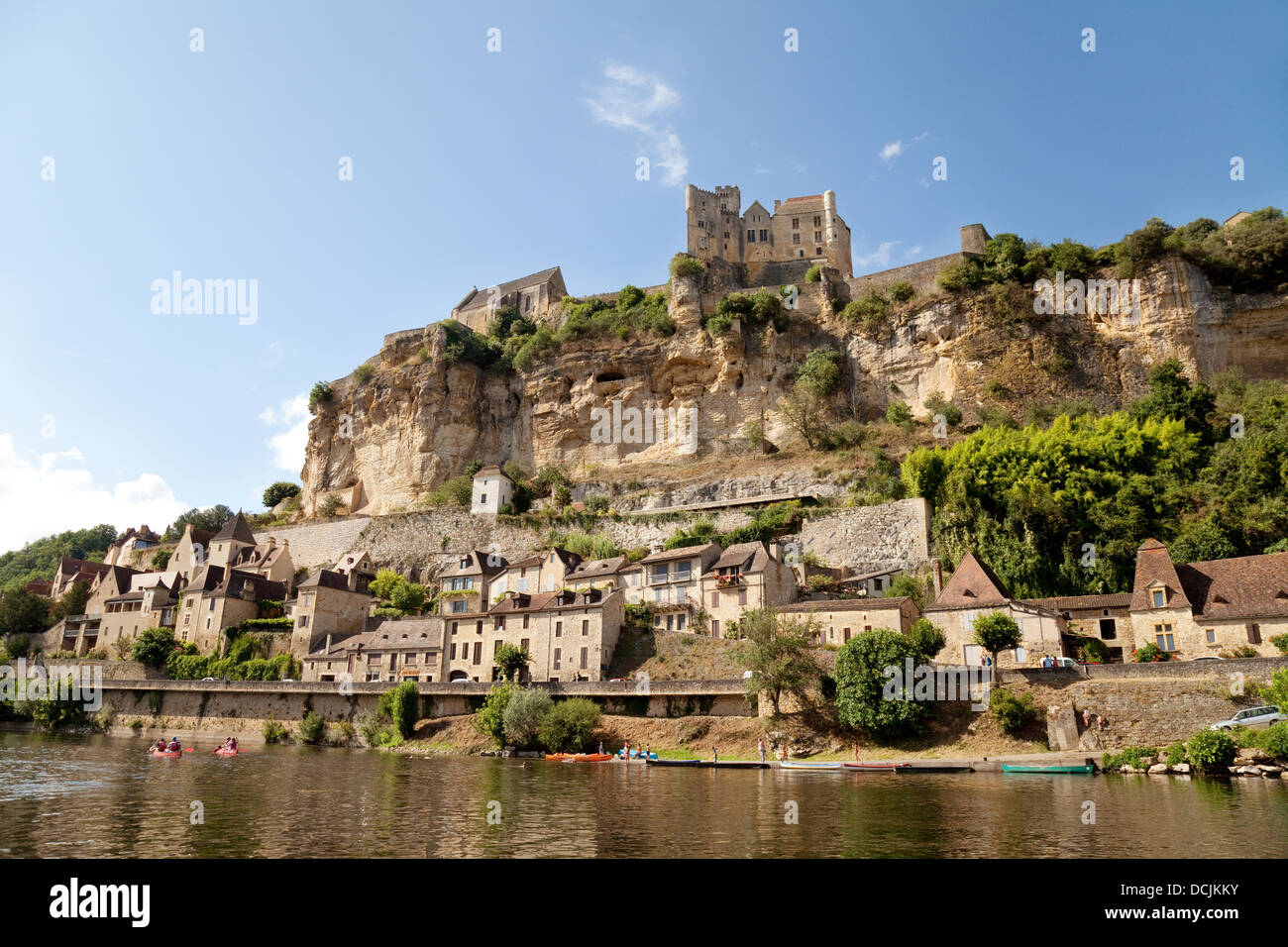 Vista di Beynac et Cazenac e Chateau de Beynac in estate con il fiume Dordogna, Francia Europa Foto Stock