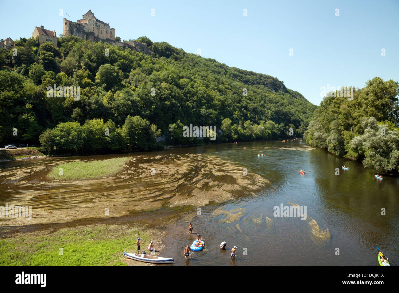 Persone in canoa sul fiume Dordogne presso il castello di Castelnaud-la-Chapelle, Dordogne, Francia Foto Stock