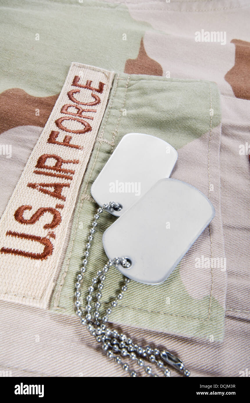 Primo piano della US Air Force camouflage desert uniforme e dog tag Foto Stock