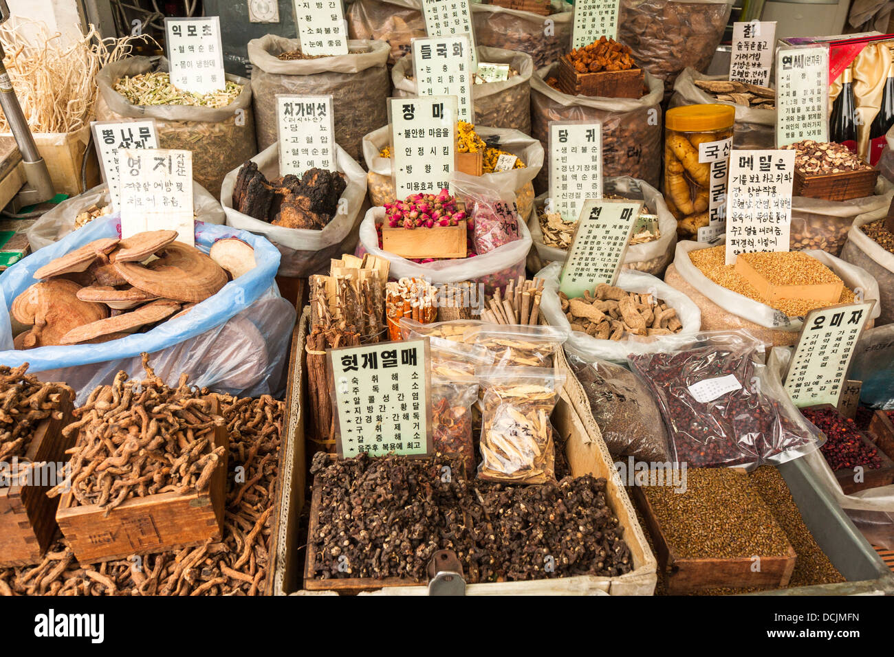 Cinese tradizionale a base di erbe per la vendita nel mercato di Seoul Foto Stock