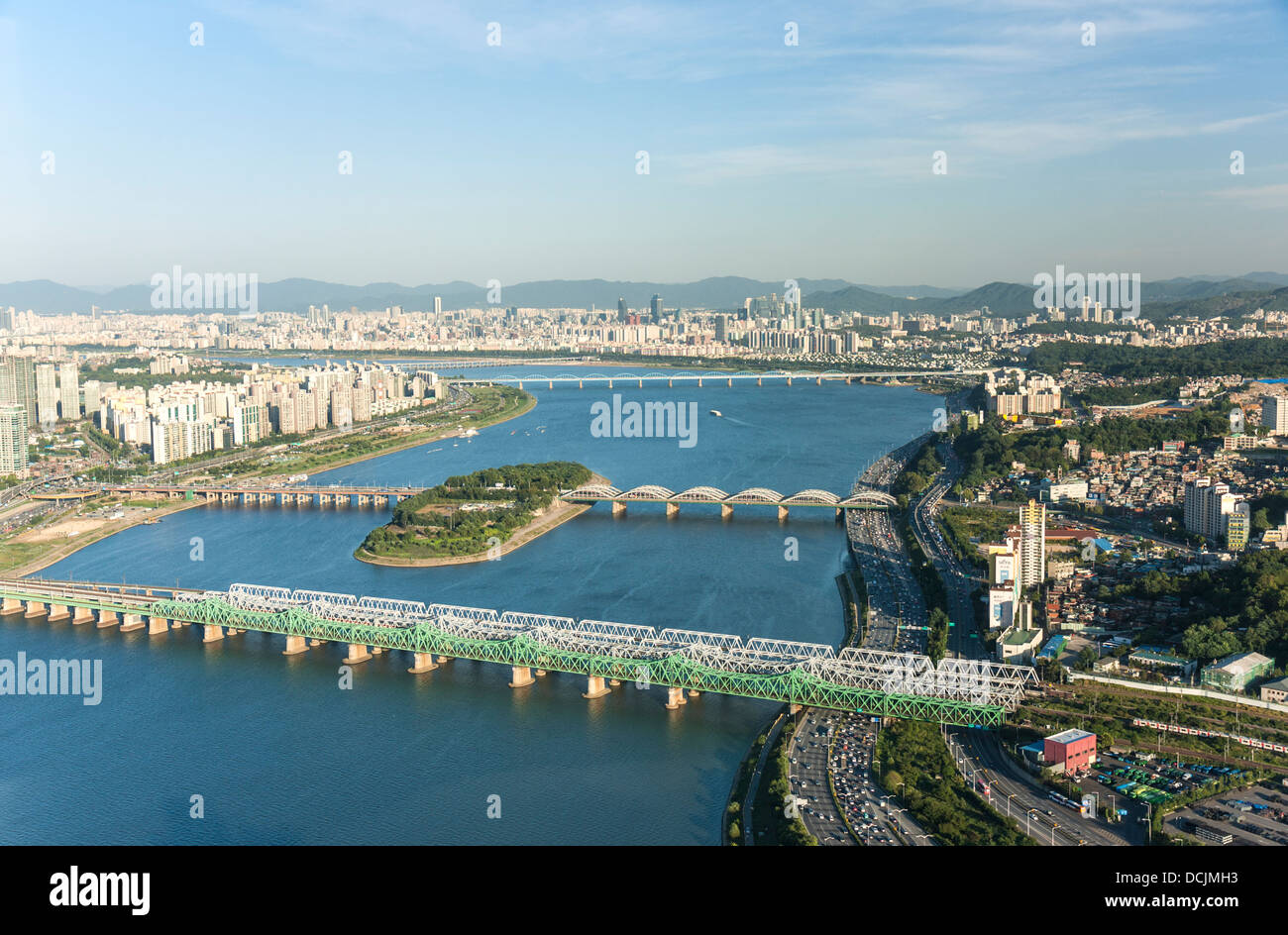 Ponti sul Fiume Han, con il quartiere di Gangnam di Seoul, Corea del Sud in background. Foto Stock