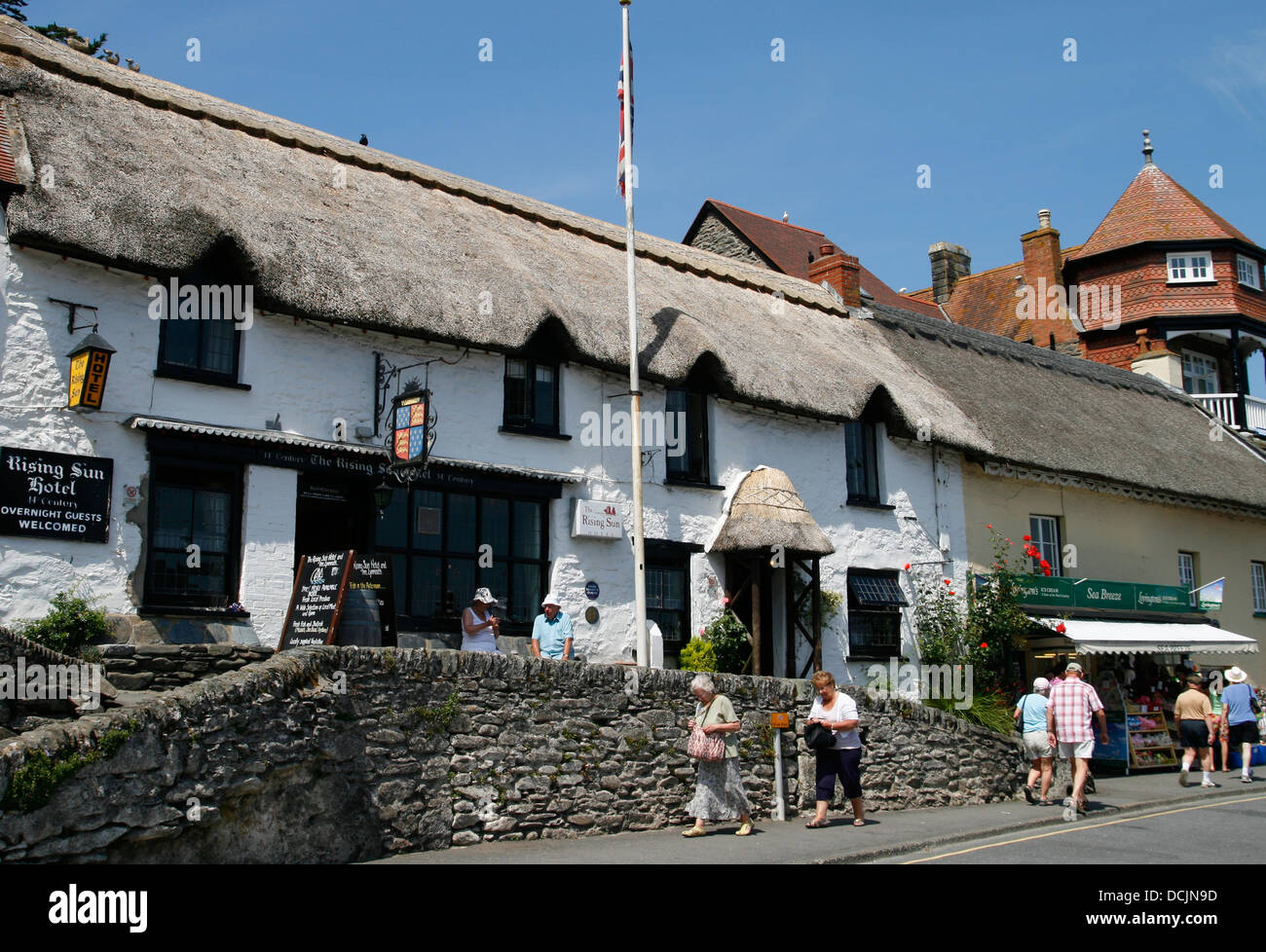 Tetti in paglia main street Lynmouth Devon England Regno Unito Foto Stock