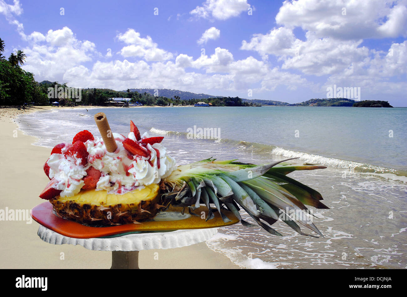 Gelato all'ananas e alla fragola sulla spiaggia di Santa Lucia Foto Stock