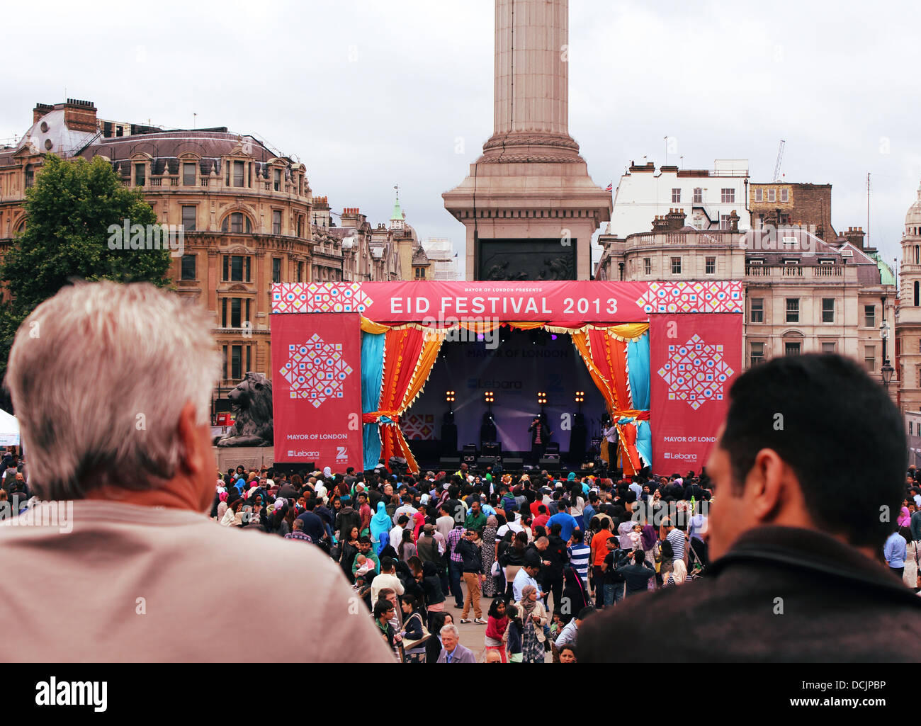 Due uomini guarda guarda l'Eid Festival 2013 in Trafalgar Square Foto Stock