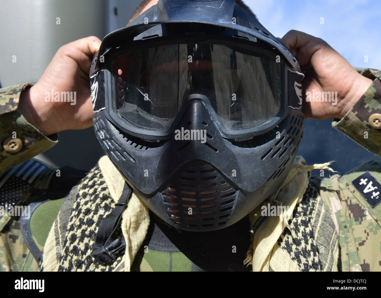 Un US Navy sailor indossa una maschera per il viso prima di forza-su-force paintball formazione durante un campo combinato-esercizio Febbraio 16, 2013 in Angeles National Forest vicino Azusa, CA. Foto Stock