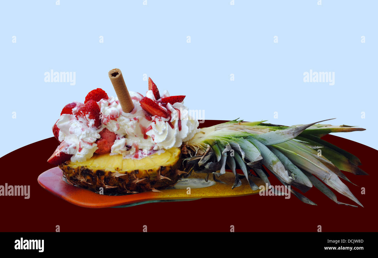 Ananas con fragole e gelato Foto Stock