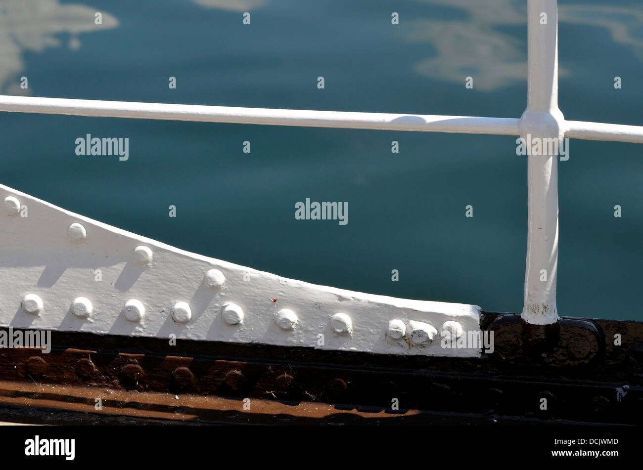 Particolare di costruzione di scafo e rampa su un sistema per la cottura a vapore di Windermere imbarcazione turistica che mostra rivettato tradizionali elementi in ferro battuto. Foto Stock