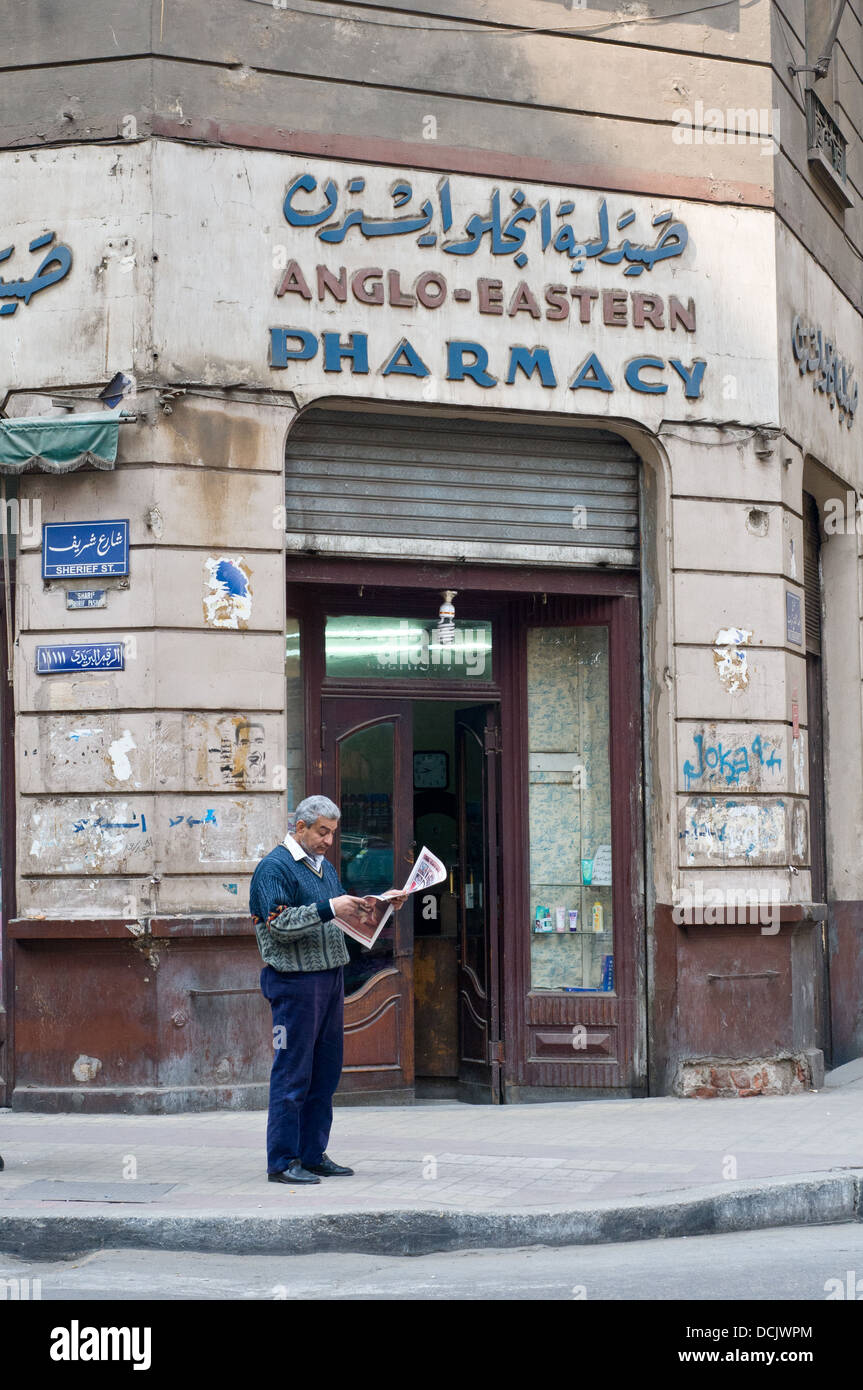 Nostalgica scena di strada nel centro cittadino del Cairo in Egitto Foto Stock