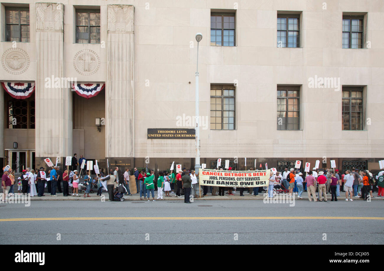 Detroit, Michigan STATI UNITI D'AMERICA. Detroit pubblici dipendenti, membri della Federazione Americana di stato, County e dipendenti comunali (AFSCME), led di una protesta presso il Tribunale federale contro la riduzione delle pensioni come risultato del fallimento deposito da Detroit di emergenza del manager, Kevyn Orr. Credito: Jim West/Alamy Live News Foto Stock
