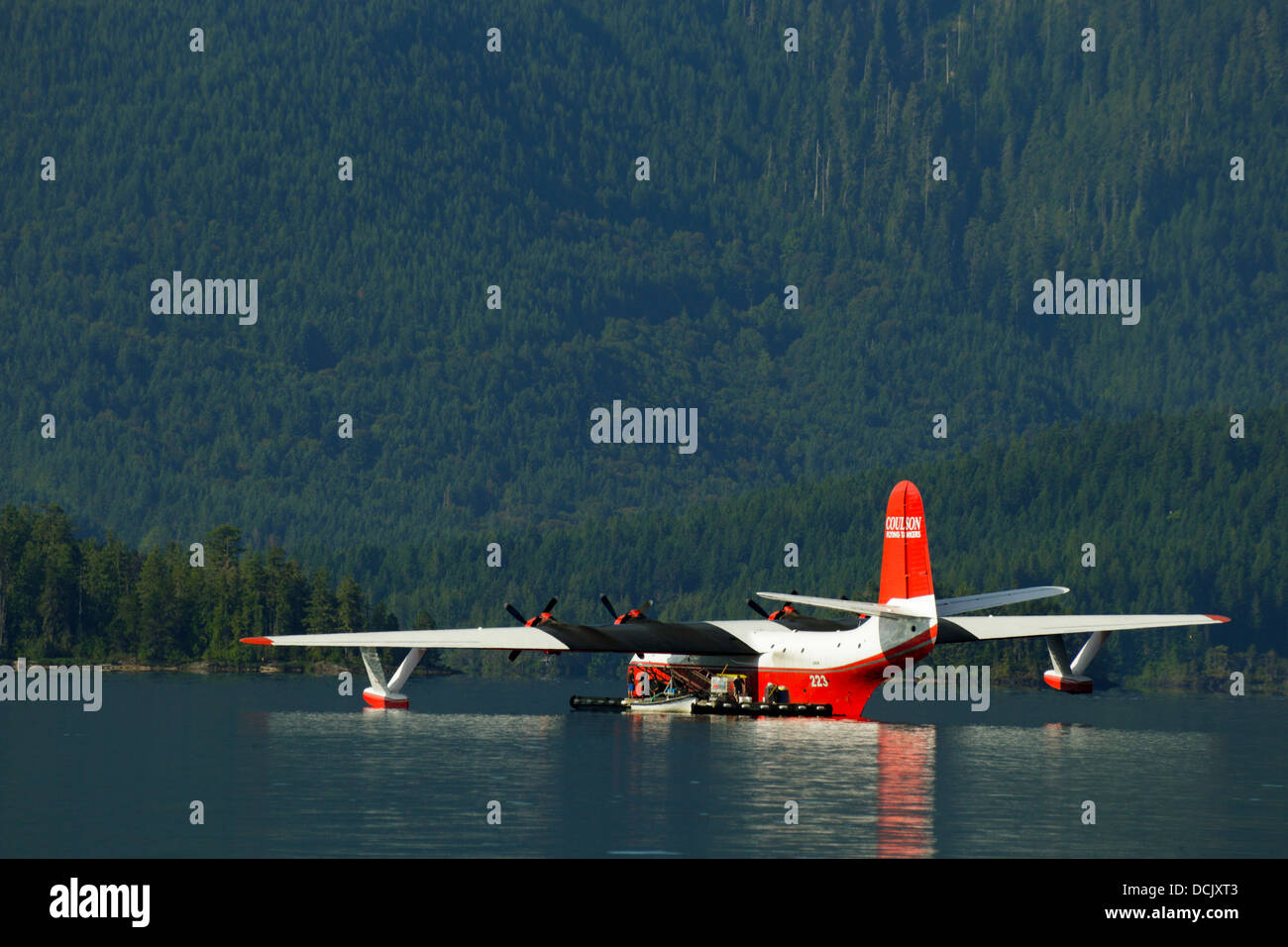 Martin Mars bombardiere acqua aeromobile sottoposto a interventi di manutenzione su Sproat Lake-Port Alberni, British Columbia, Canada. Foto Stock