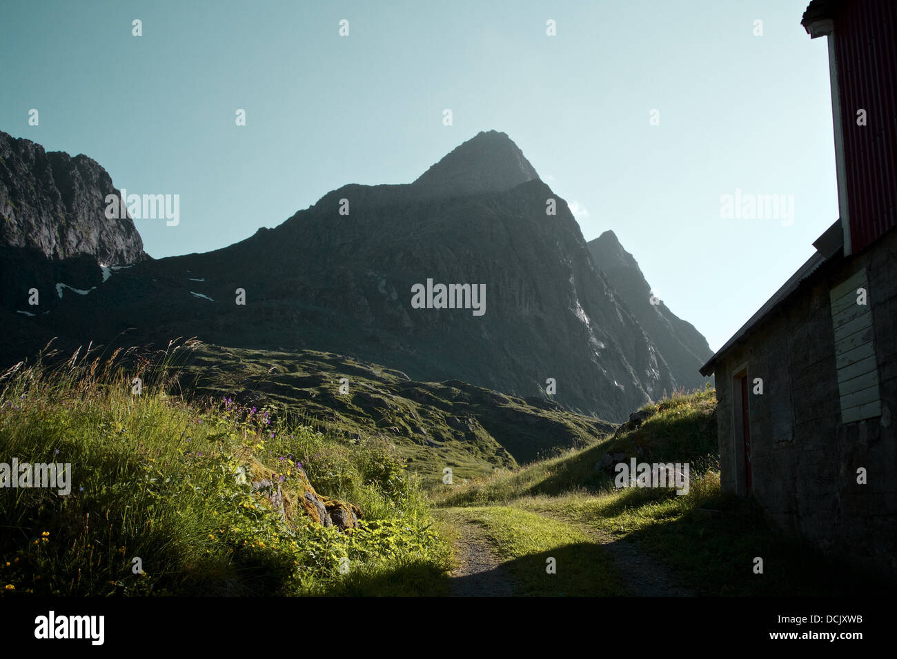 Edificio agricolo da una pista di montagna nelle regioni artiche della Norvegia Foto Stock