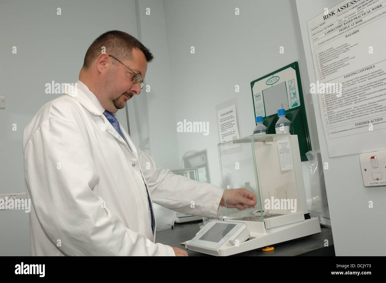 Uno scienziato del peso di un campione durante micological ricerca presso l'Università di Plymouth Devon England Regno Unito Foto Stock