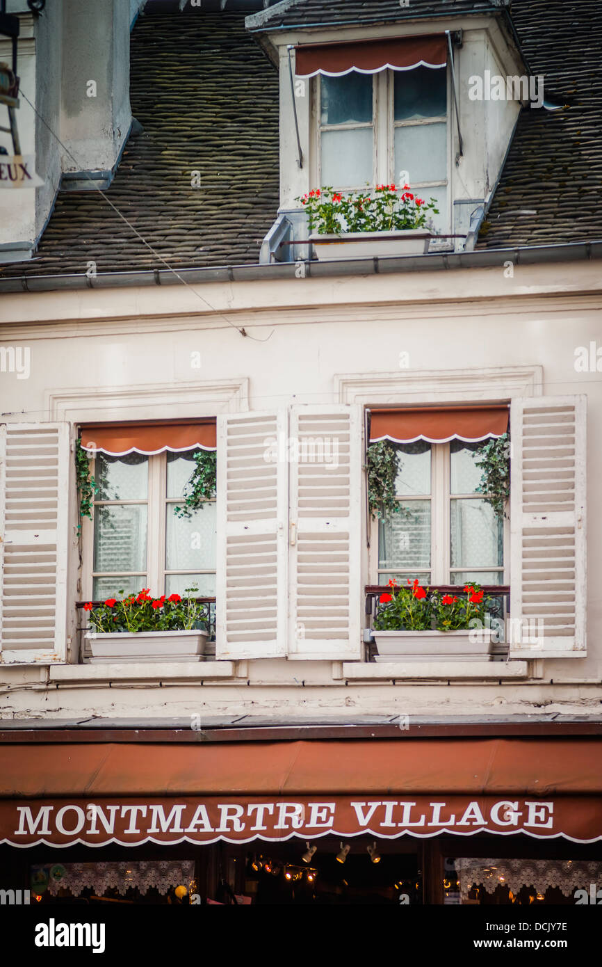 Home windows e persiane al di sopra di un negozio di souvenir nel villaggio di Montmartre, Parigi Francia Foto Stock