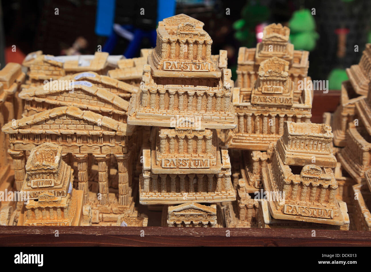 Vendita di souvenir presso il sito archeologico di Paestum, Campania, Italia Foto Stock