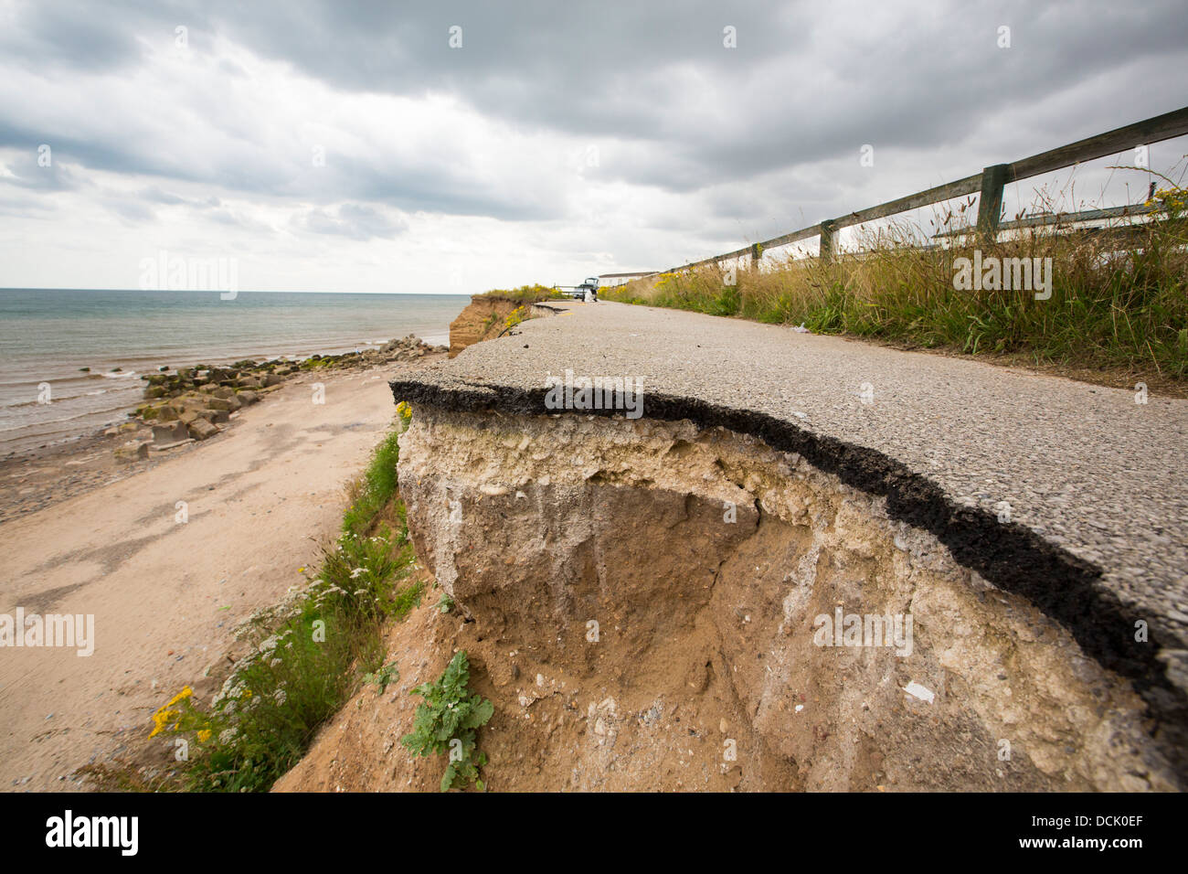 È crollata una strada costiera a Barmston Yorkshires sulla costa est, vicino Skipsea, UK. Foto Stock