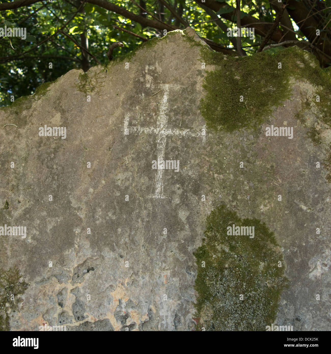 Una bianca croce cristiana scalfiti su una roccia sull'isola di Lopud in isole elafiti, Croazia Foto Stock