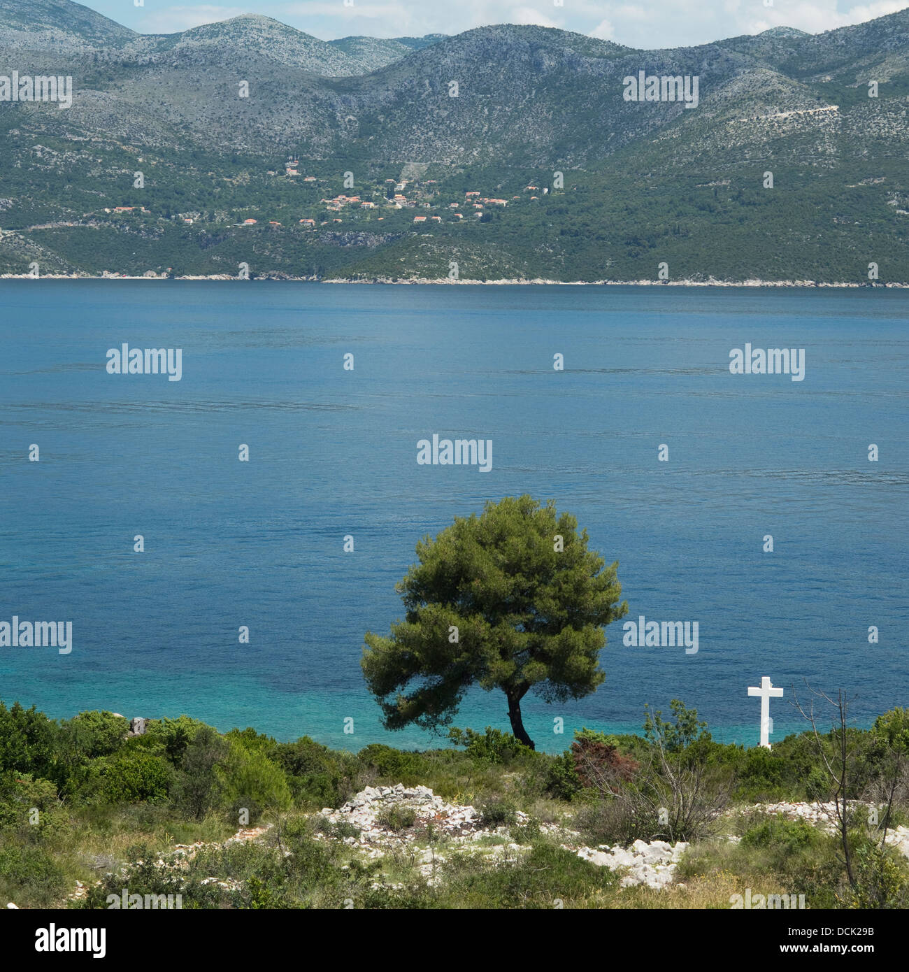Pietra Bianca Croce dal mare sull isola di Lopud con la parte continentale della Croazia in background Foto Stock