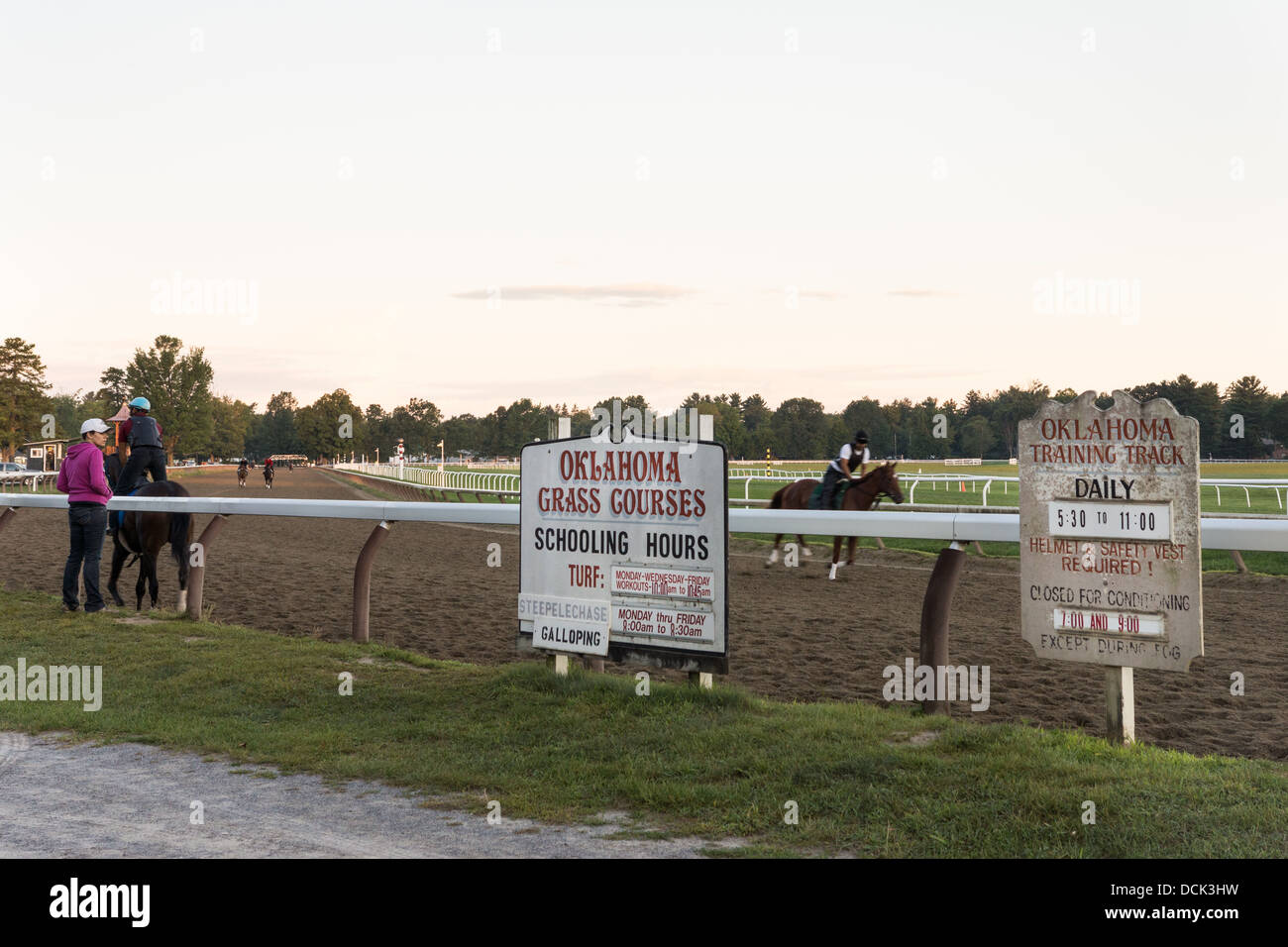 Il 4 agosto 2013. Saratoga Raceway, New York. Corse di purosangue cavalli eseguire allenamenti di mattina in Oklahoma percorso training. Foto Stock