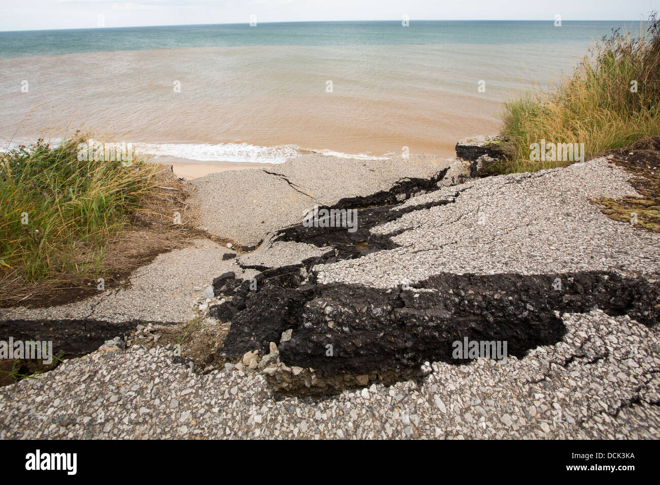 È crollata una strada costiera a Aldbrough Yorkshires sulla costa est, vicino Skipsea, UK. Foto Stock