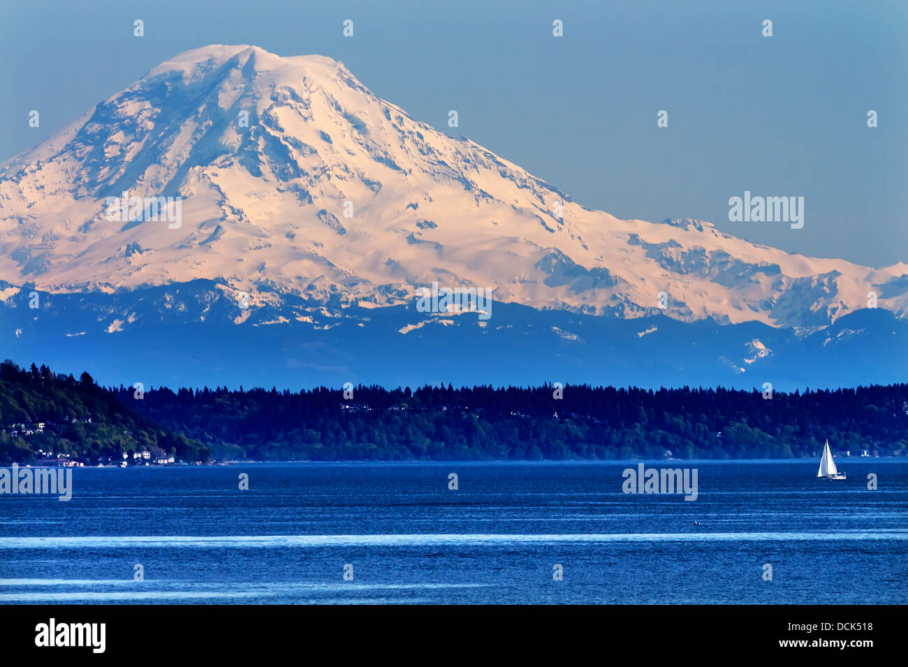Mount Rainier Puget Sound a nord di Seattle montagna di neve in barca a vela nello Stato di Washington Pacific Northwest Foto Stock