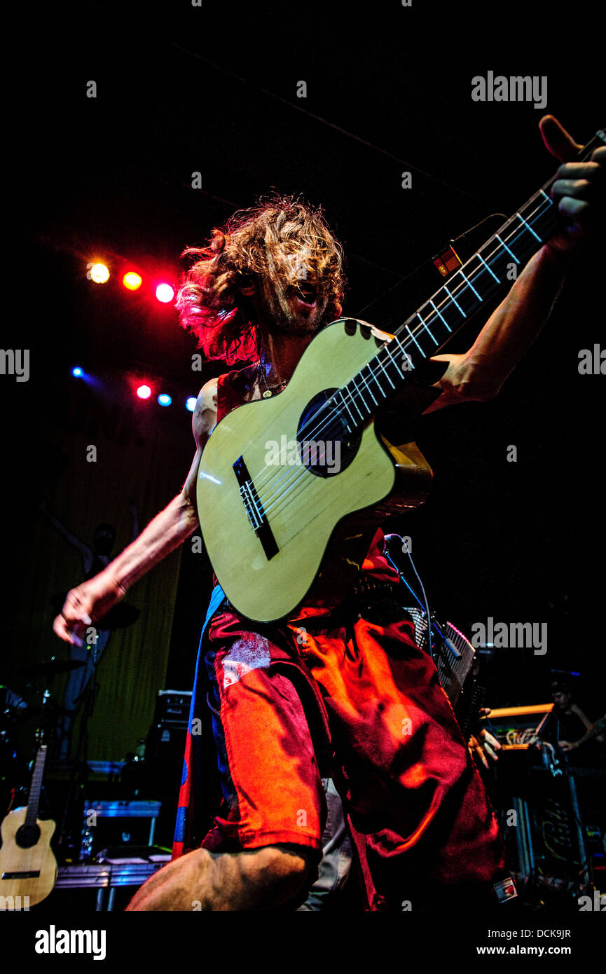 Toronto, Ontario, Canada. 19 Ago, 2013. Leader della American gypsy punk band "Gogol Bordello' Eugene Hutz sul palcoscenico Danforth Music Hall di Toronto. © Igor Vidyashev/ZUMAPRESS.com/Alamy Live News Foto Stock