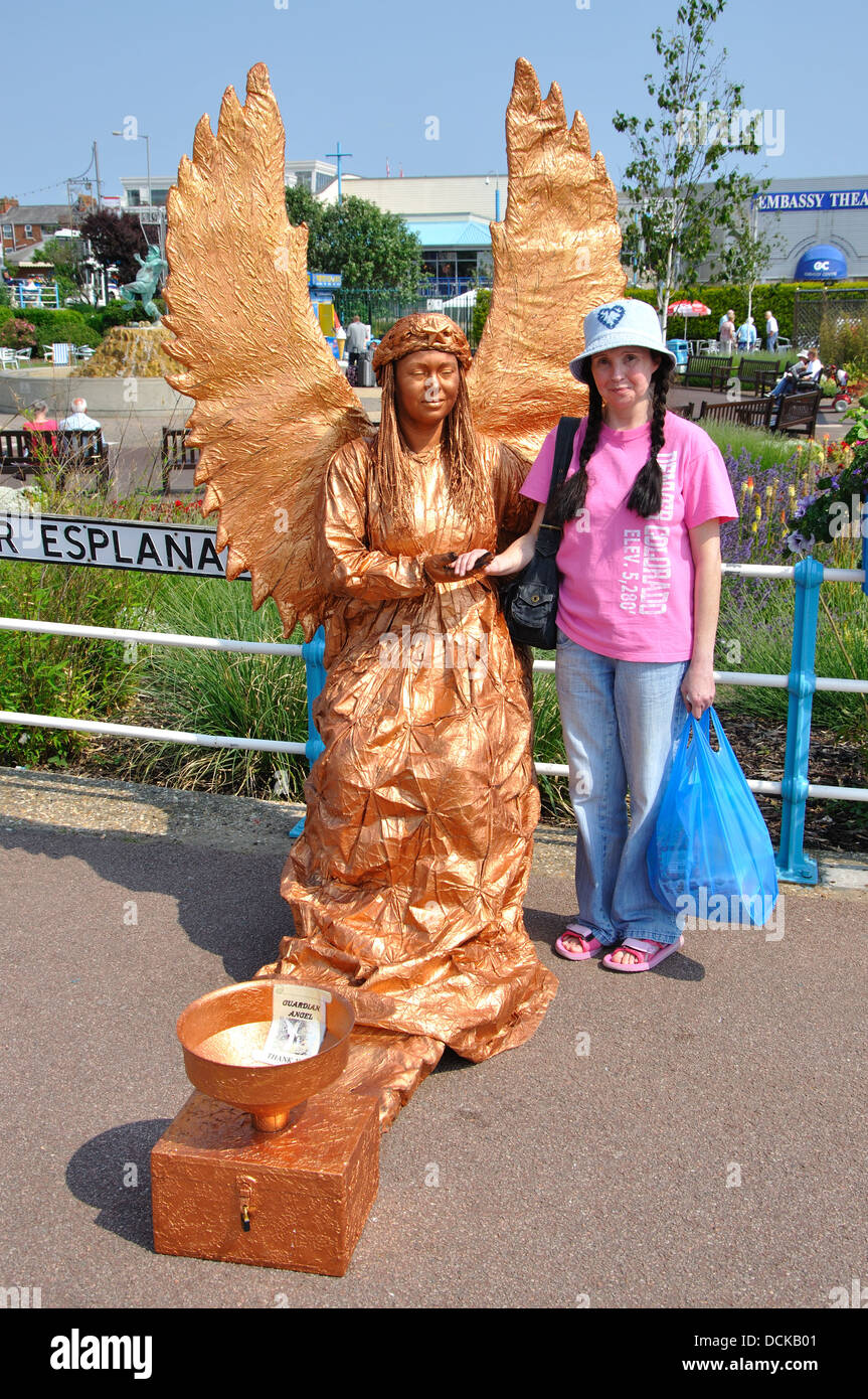 Holiday Maker con statua umana vestito come un angelo, Skegness, Lincolnshire, England, Regno Unito Foto Stock