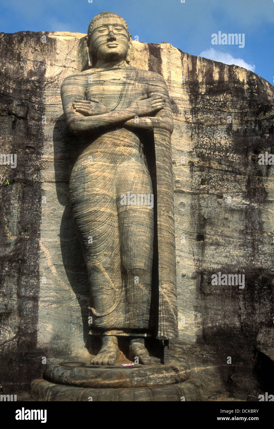 In piedi statua del Buddha scolpita in granito e parte del Gal Viharaya vicino all'antica città di Polonnaruwa, Sri Lanka Foto Stock