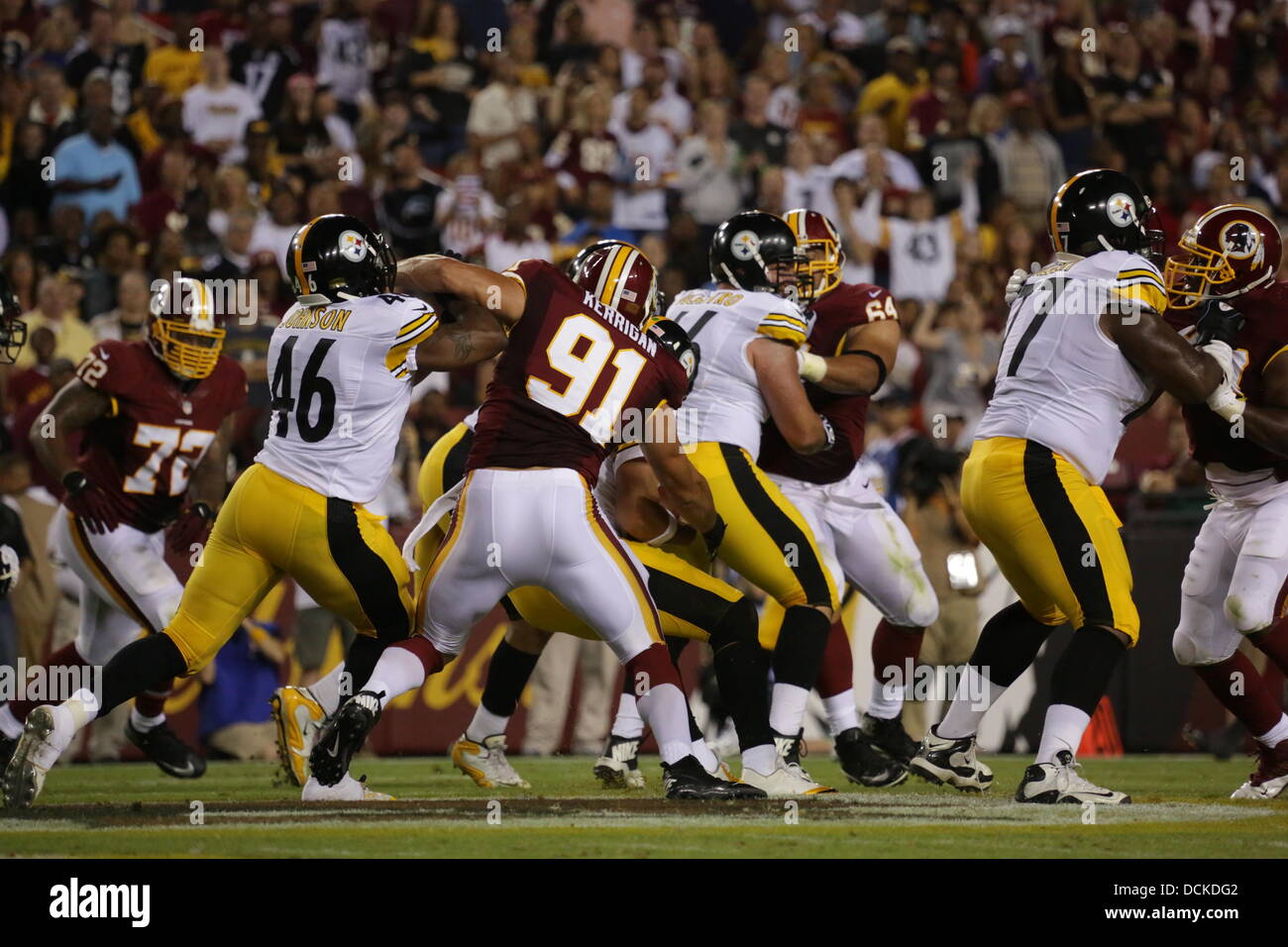 Landover, MD, Stati Uniti d'America. 19 Ago, 2013. 19 agosto 2013, Landover, MD, FedEx campo Washington Redskins prendere a Pittsburgh Steelers nella seconda preseason gioco di calcio. Ryan Kerrigan # 91 imposta per affrontare Ben Roethlisberger # 7 . Ryan Kerrigan # 91 ottiene un touchdown nel gioco. Pellerosse passare per sconfiggere lo Steelers 24-13. © Khamp Sykhammountry/Alamy Live News Foto Stock