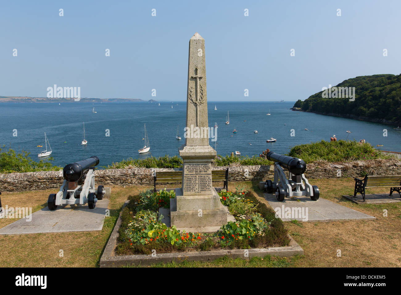 Vista da Cawsand Cornwall Coast Inghilterra Regno Unito sulla penisola di rame che si affaccia Plymouth Sound Foto Stock