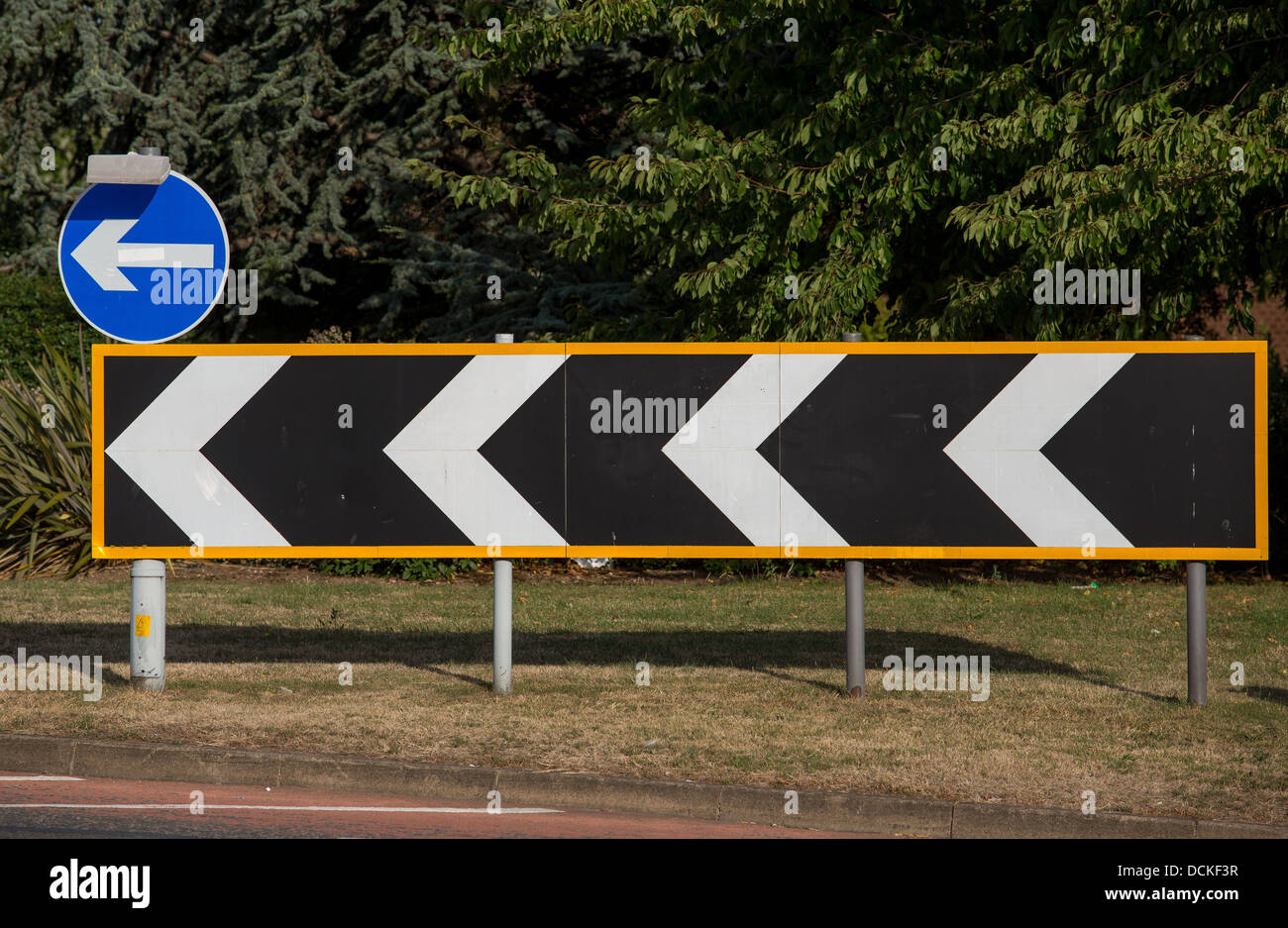 19/08/2013 Blue girare a sinistra nella parte anteriore del segno, round segno di traffico e la Chevron a sinistra segno di Southend-on-Sea Foto Stock
