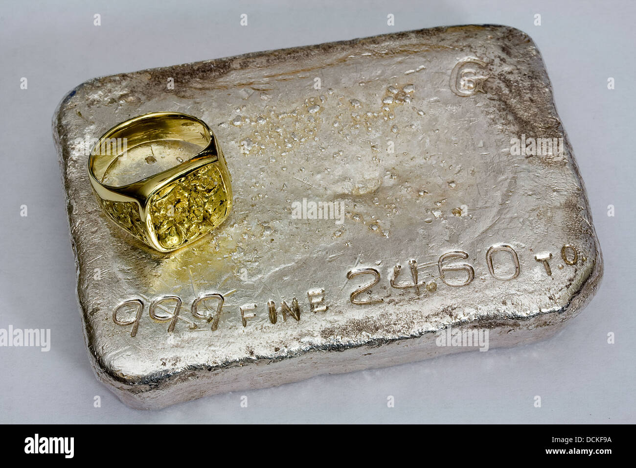 Grande Pepita d'oro anello e 24.60 oncia troy silver bullion Bar (versata Lingotto) Foto Stock