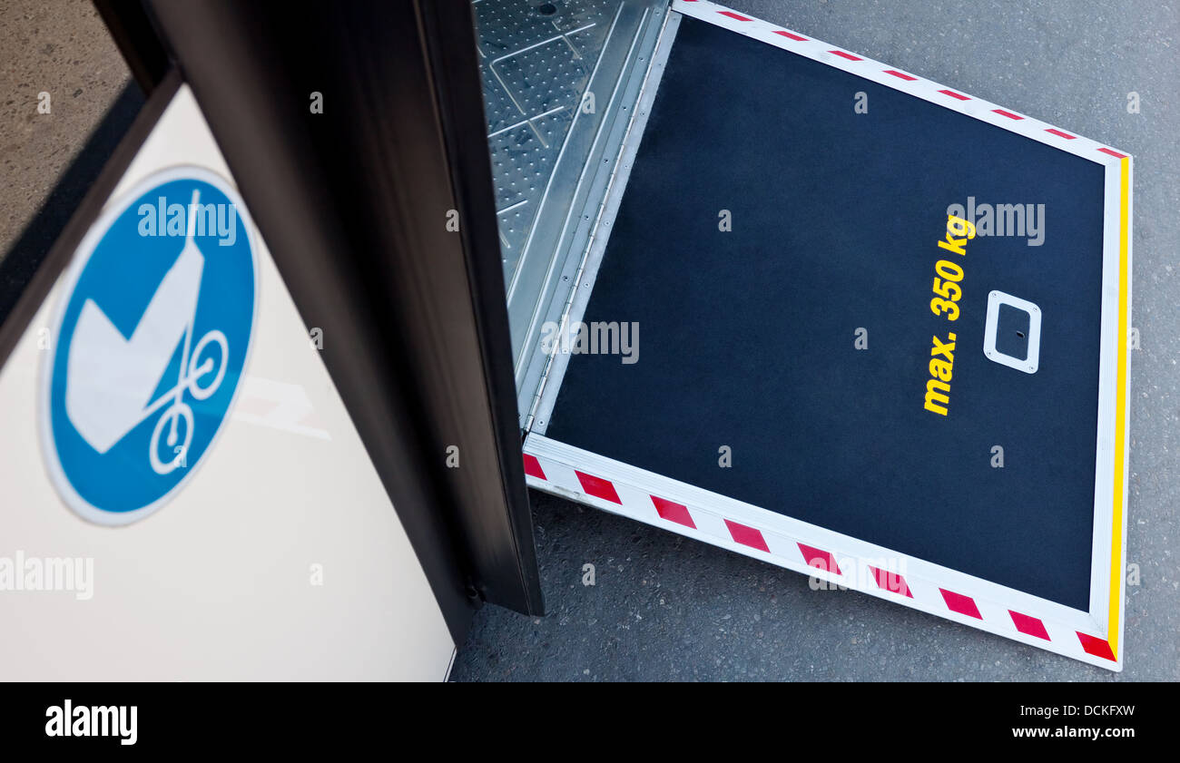 Porta bus piattaforma per passeggino Foto Stock