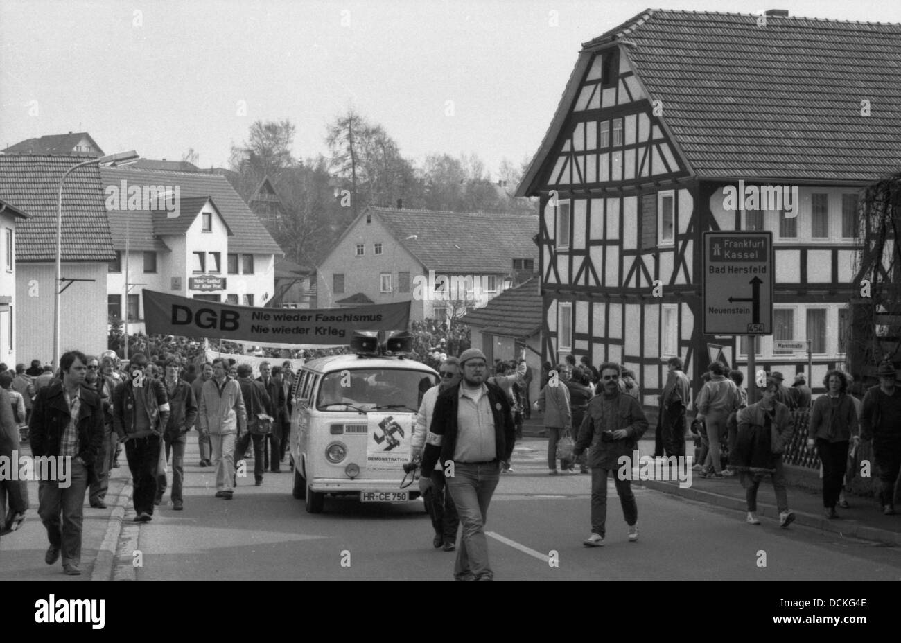 Una chiamata per il DGB e altre organizzazioni seguenti hanno dimostrato in un luogo di Hesse diverse migliaia di giovani e anziani tra di loro le vittime del nazismo in Haeftlingskleidung contro una riunione di vecchi compagni del SS | Foto Stock
