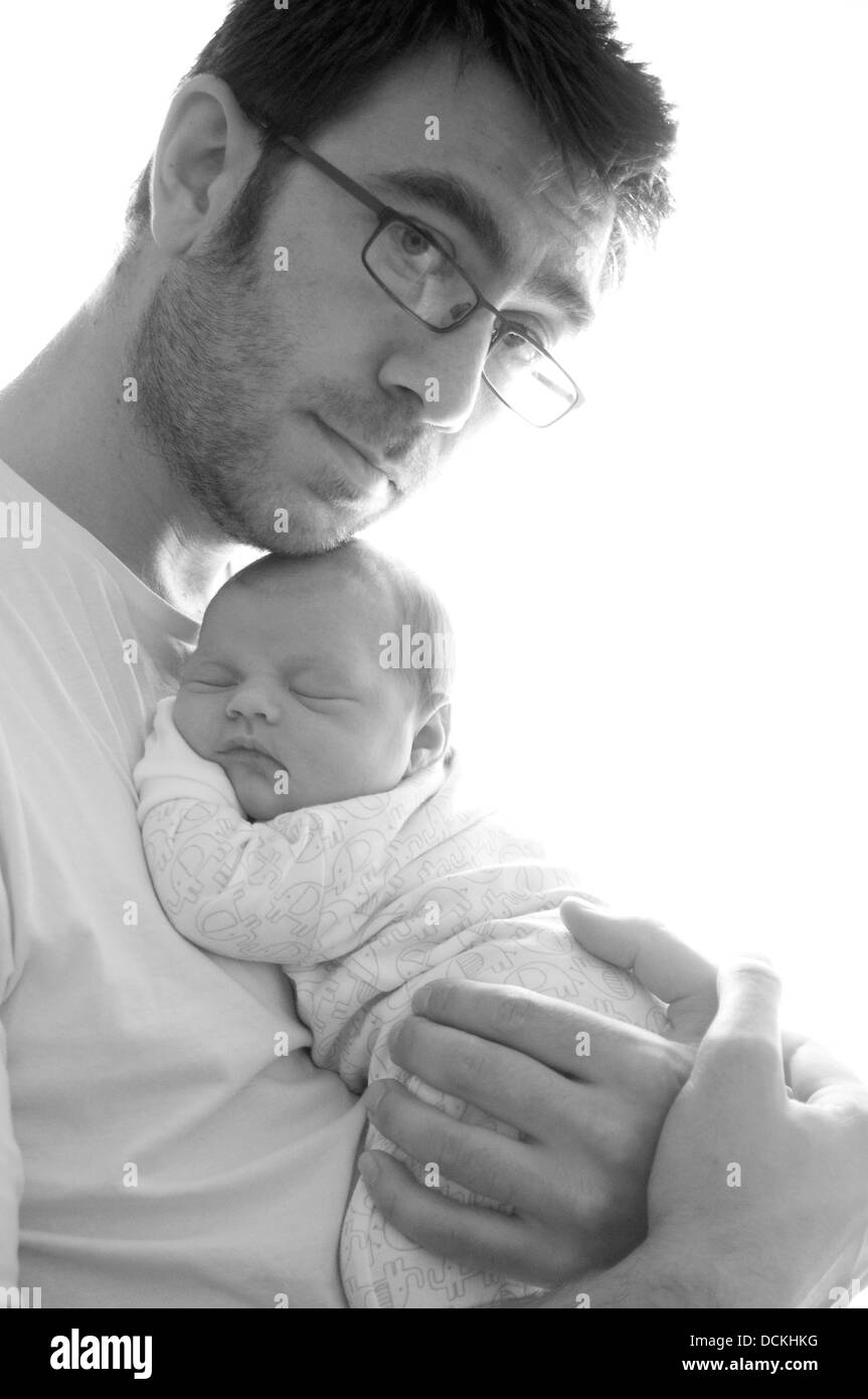 Padre protettivo tenendo la sua nuova nata figlia Foto Stock