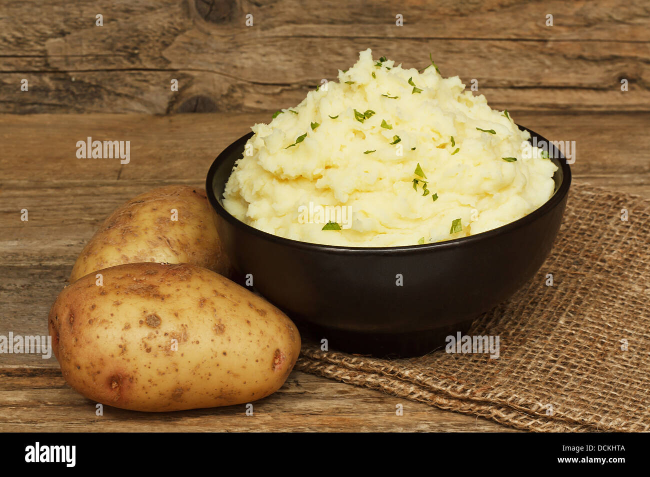 Cremoso purè di patate in una ciotola nero in un casale rustico impostazione Foto Stock