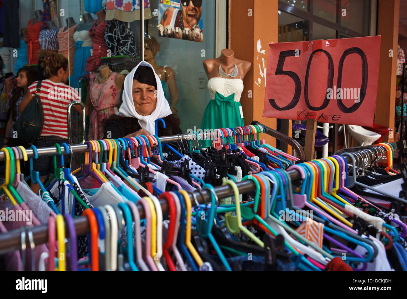 Una donna per negozi di vestiti in un negozio di abbigliamento in Shkodra, Albania Foto Stock
