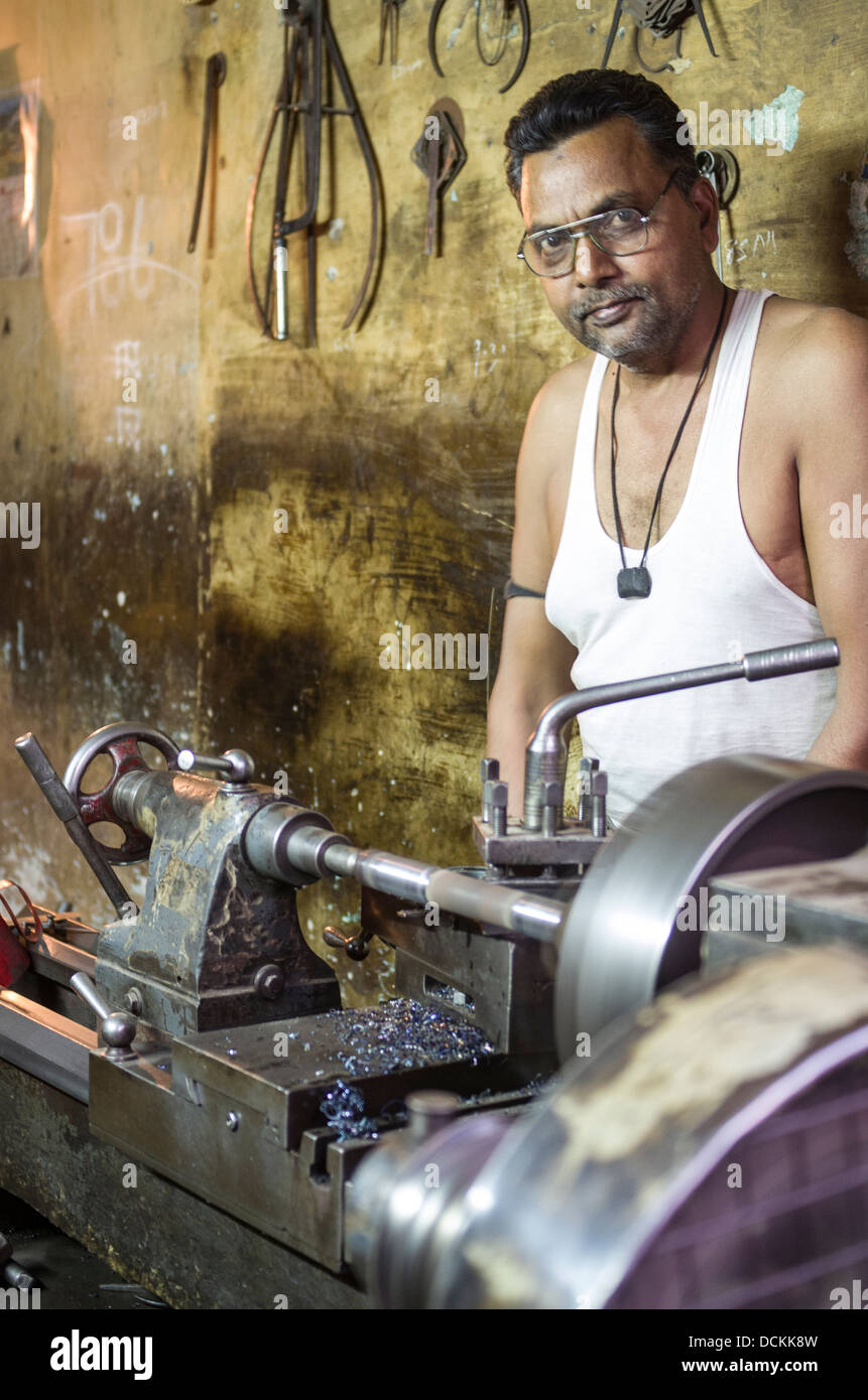 Lavoratore in metallo - Jaipur, Rajasthan, India Foto Stock